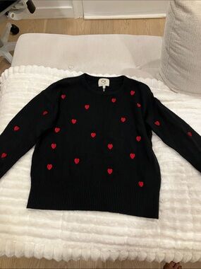 Qi Black cashmere Crewneck Sweater with Red Heart Motif